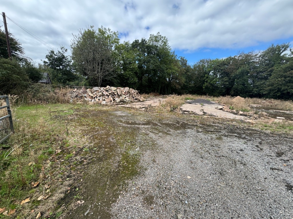 Lot: 65 - FREEHOLD SITE WITH PLANNING FOR FIVE HOUSES - General view of the site 3